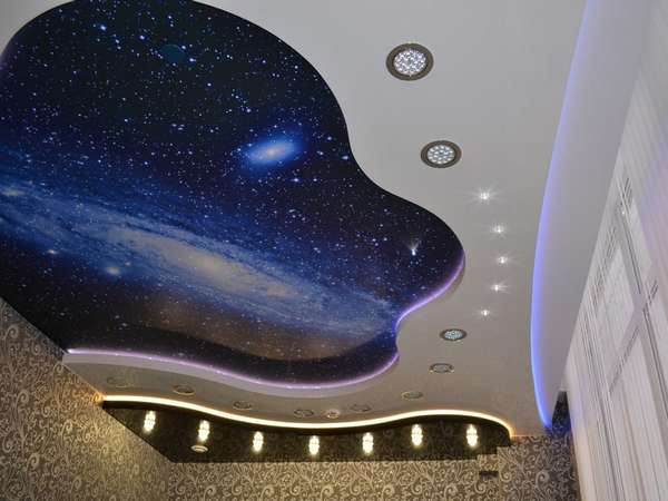 Натяжные потолки Звездное небо с проколом полотна.